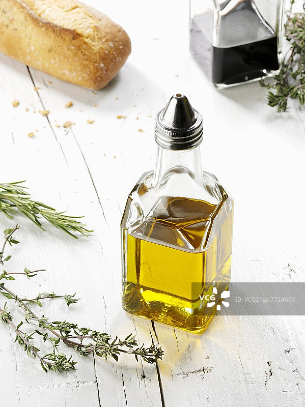 橄榄油、香草、恰巴塔面包和香醋图片素材