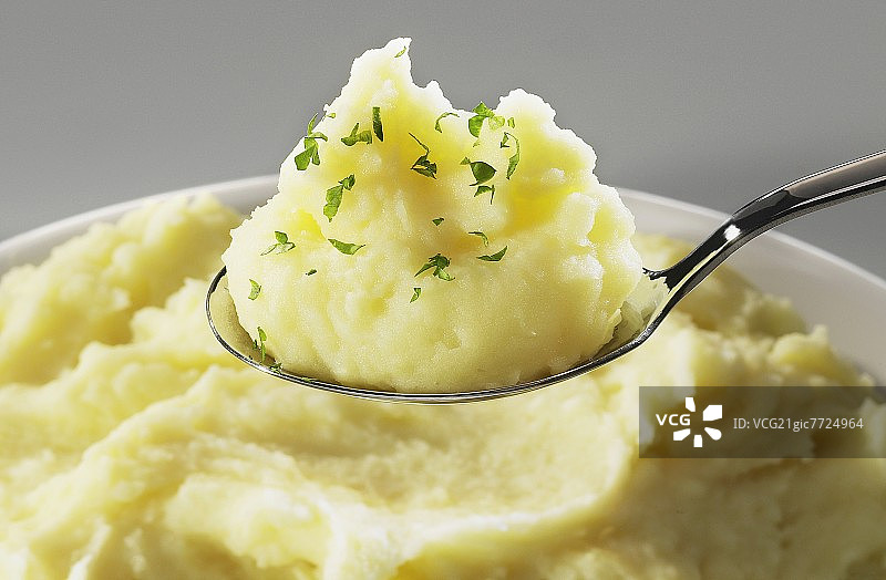勺子和碗里的土豆泥图片素材
