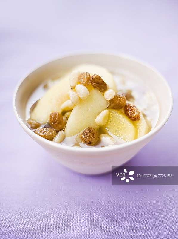 葡萄干松子苹果蜜饯图片素材