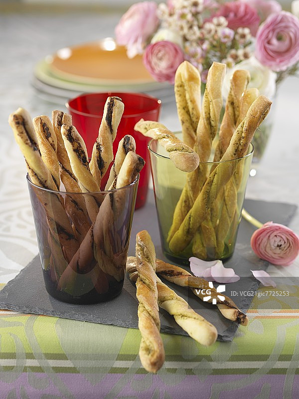 搭配 tapenade 和香蒜酱的格里西尼图片素材