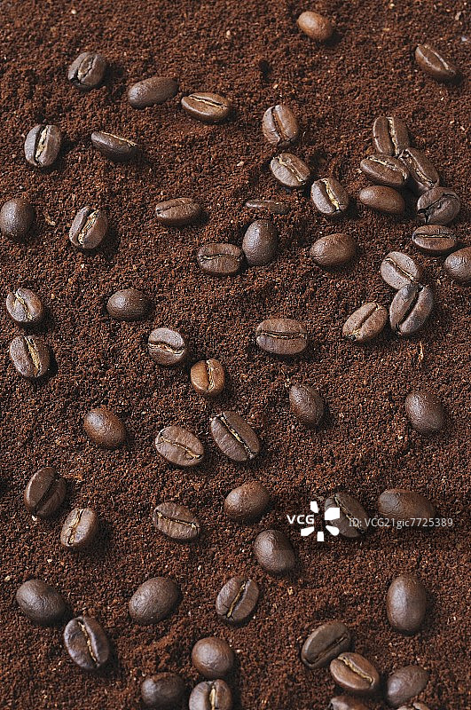 研磨咖啡上的咖啡豆图片素材
