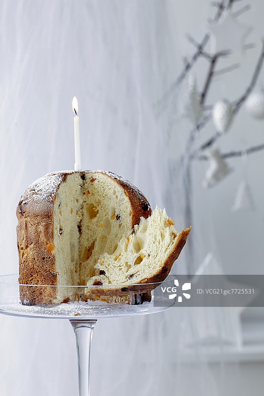 带有蜡烛的意式圣诞面包图片素材