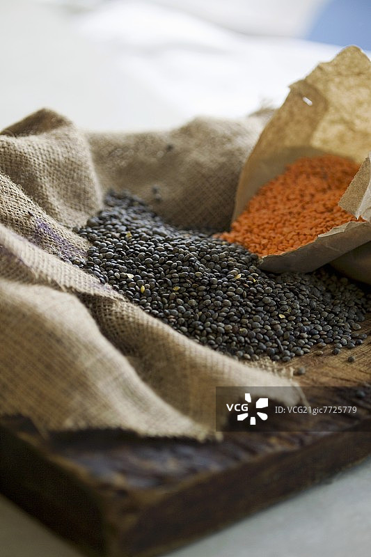 黄麻与木头上的红黑扁豆图片素材