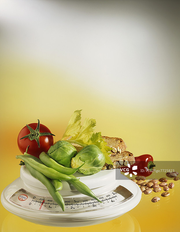 厨房秤上的食物图片素材