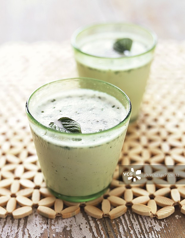 两杯印度香辣酸奶饮品图片素材