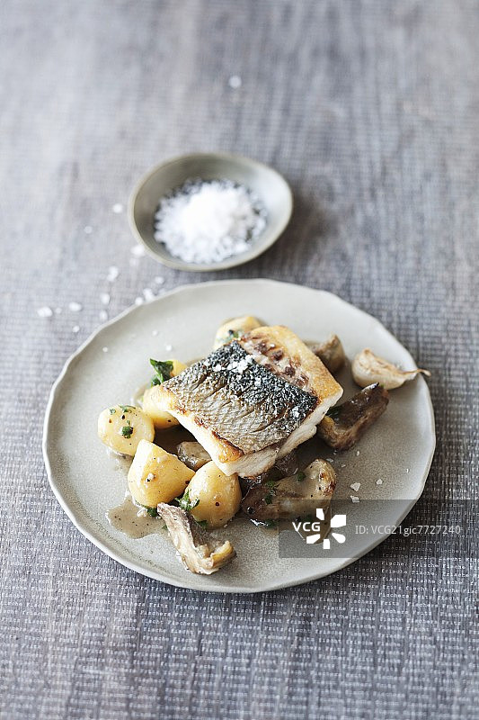 狼鲈配洋蓟土豆什锦图片素材