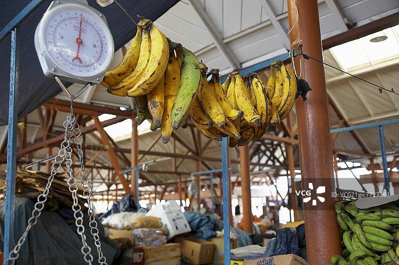 农贸市场悬挂的香蕉图片素材