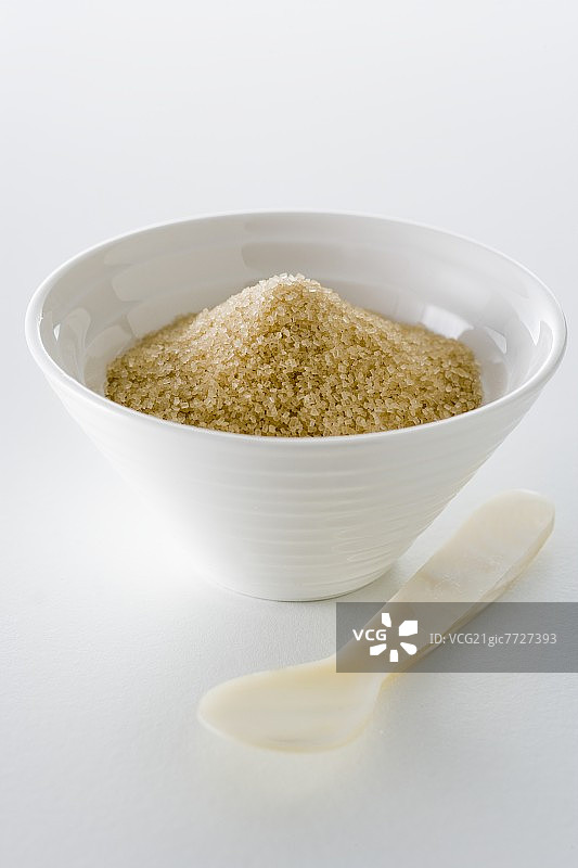 碗里的蔗糖和贝母勺图片素材