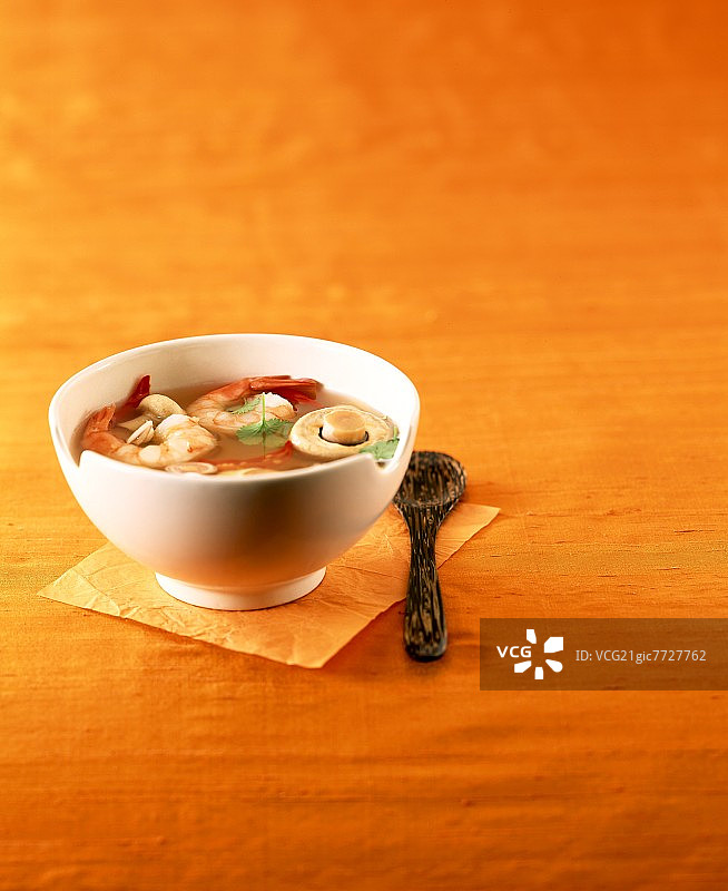 泰式冬阴功汤（含蘑菇和虾）图片素材