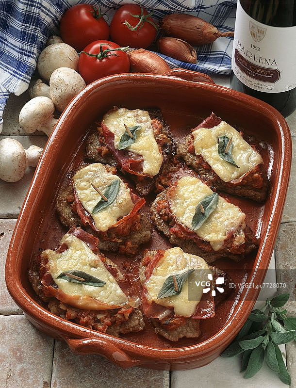 烤盘中配火腿、奶酪和鼠尾草的小牛肉排图片素材