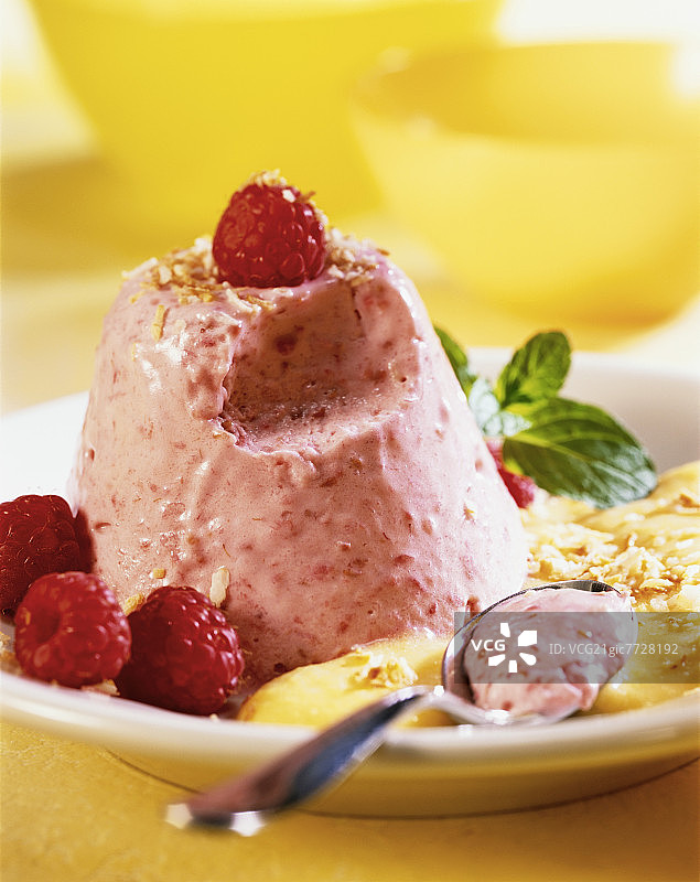 树莓慕斯配异域椰子酱图片素材