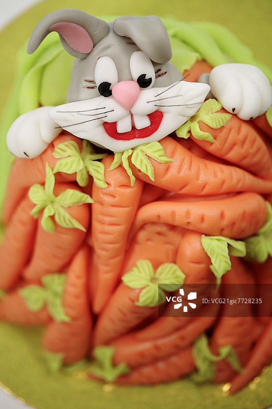 带有杏仁蛋白软糖胡萝卜和兔子的复活节蛋糕图片素材