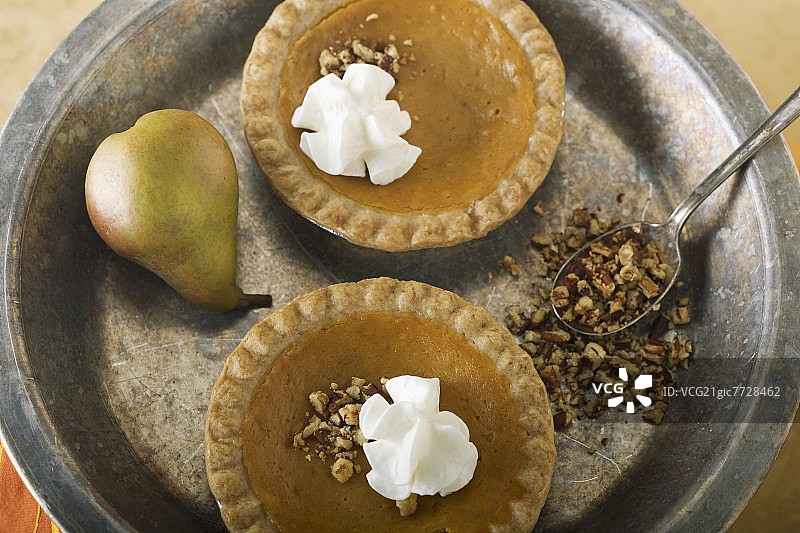 独立南瓜派；碎坚果和鲜奶油图片素材
