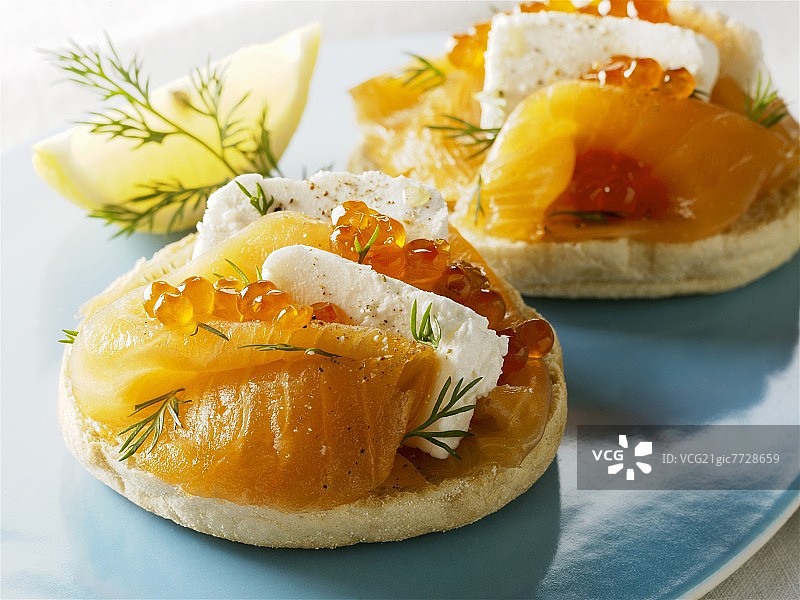 搭配烟熏三文鱼、三文鱼鱼子酱和软奶酪的英式松饼图片素材