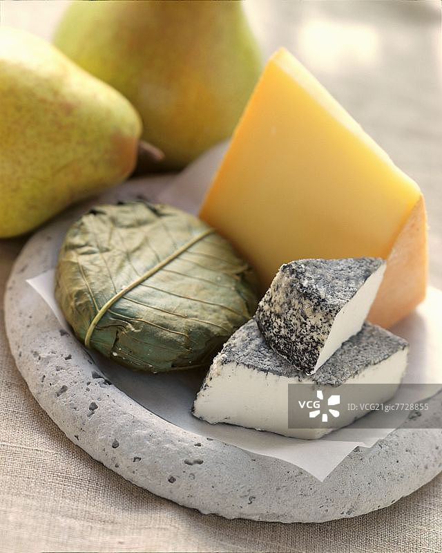搭配梨的各种奶酪（拉克莱特、山羊奶酪、Banon奶酪）图片素材