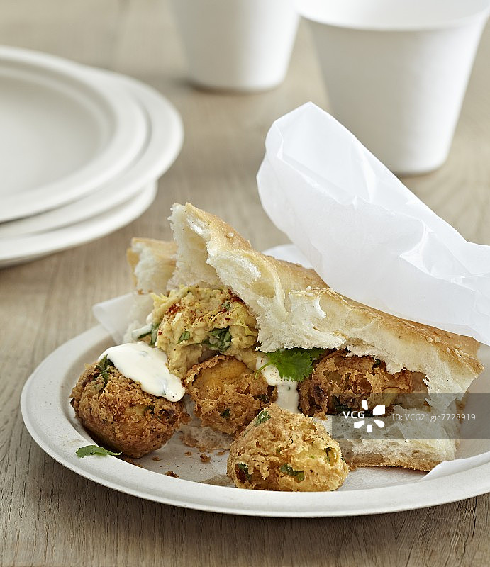 搭配薄饼的炸豆丸子图片素材