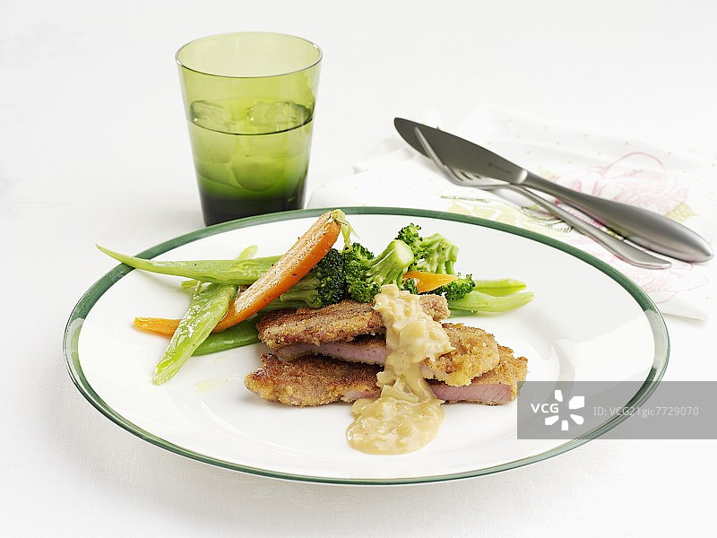 炸猪排配焯水葱和洋葱酱图片素材