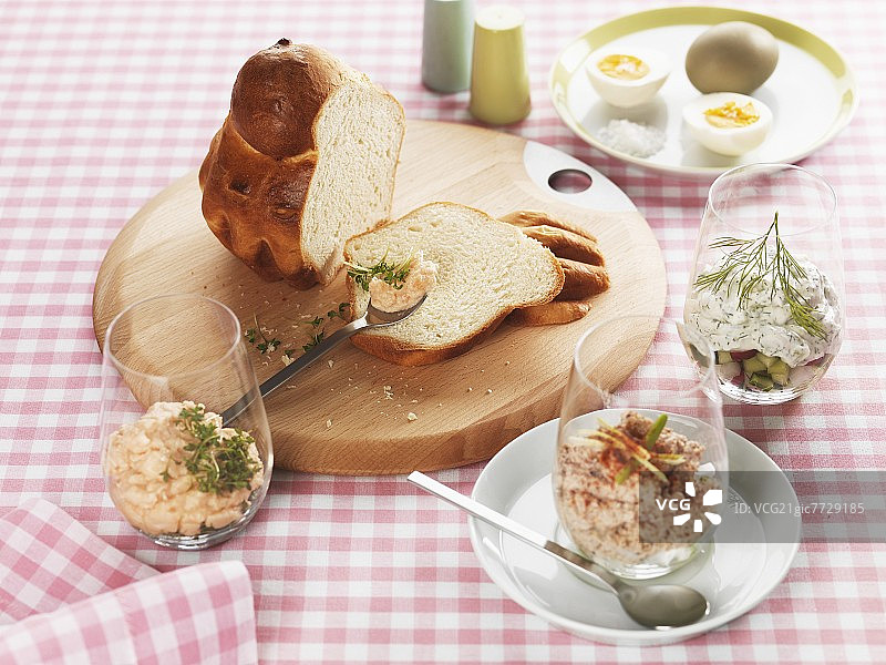 奶油面包和咸味酱（火腿和芥末，鲑鱼，黄瓜）图片素材