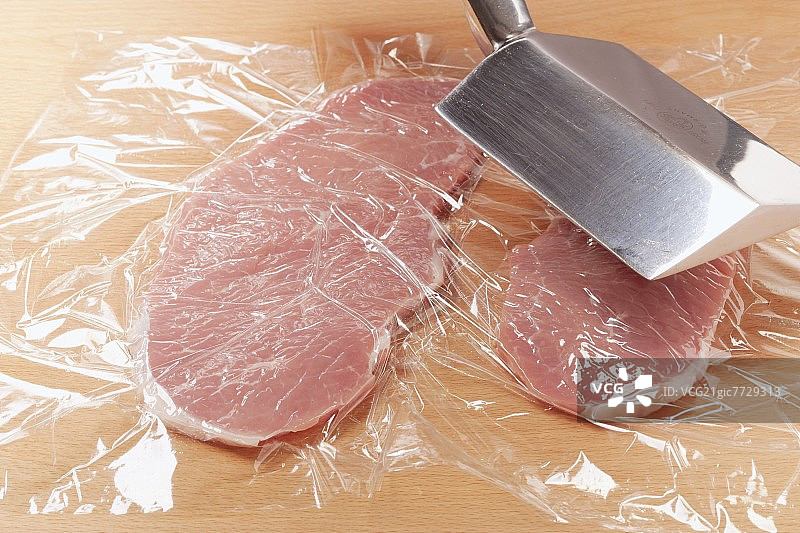 正在嫩化的小牛肉片图片素材