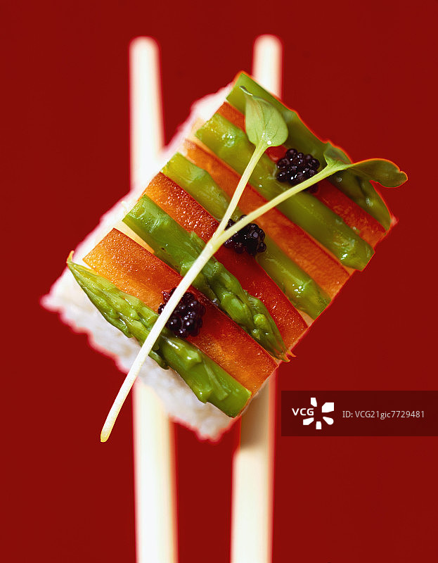 配芦笋和胡椒的押寿司，以鱼子酱装饰图片素材