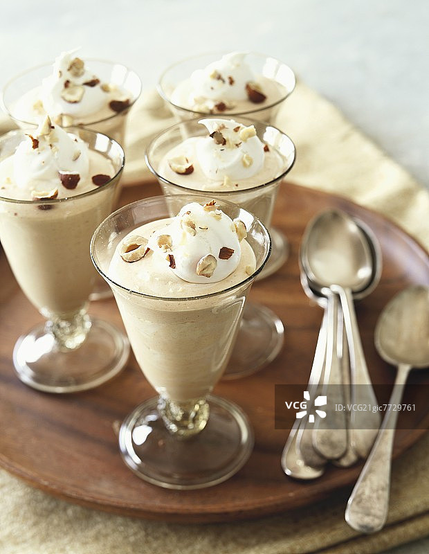 圆形木托盘上的南瓜榛子慕斯杯图片素材