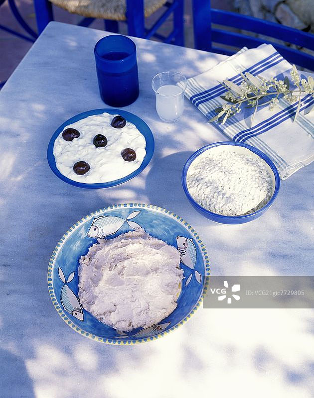 茄子泥、希腊酸奶黄瓜酱和塔拉玛沙拉图片素材