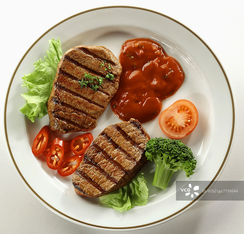 烤牛排配蔬菜和番茄酱图片素材