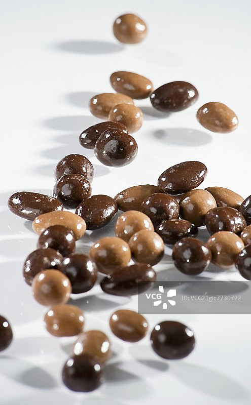 巧克力杏仁和榛子图片素材