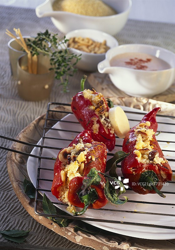 搭配古斯米、松子和葡萄干的酿甜椒图片素材