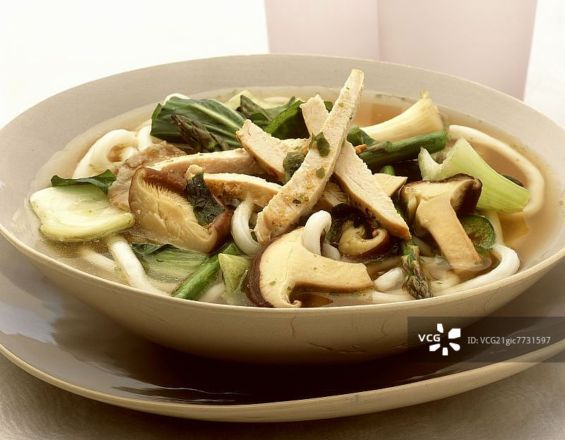 蔬菜蘑菇鸡肉面图片素材