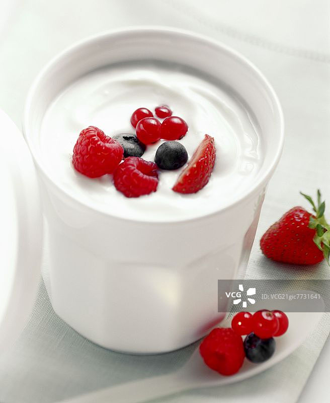 含新鲜浆果的天然酸奶图片素材