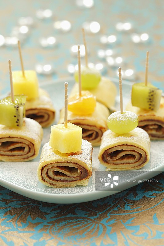 巧克力水果薄烤饼卷图片素材