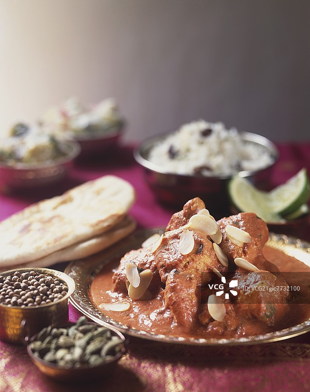 提卡玛沙拉鸡块配杏仁片图片素材