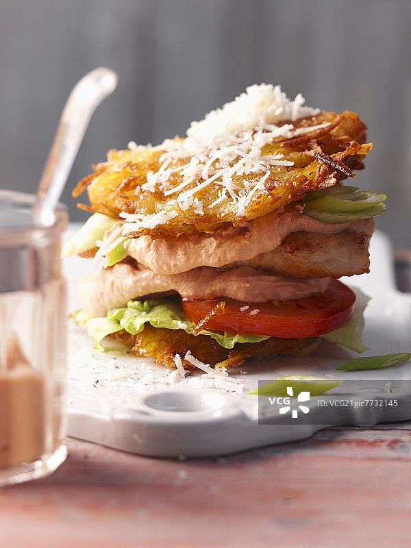 蛋饼汉堡配蛋黄酱、番茄和生菜图片素材