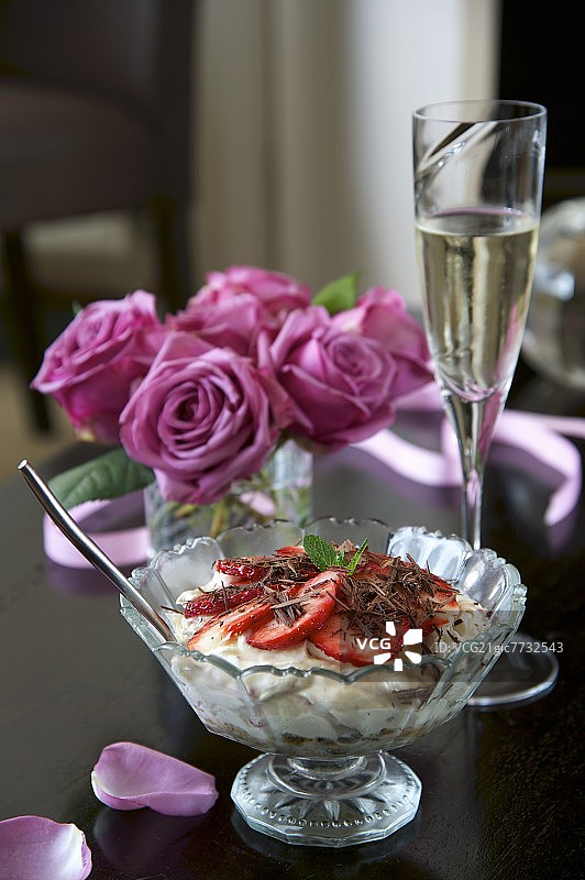 草莓奶油甜点和巧克力碎图片素材