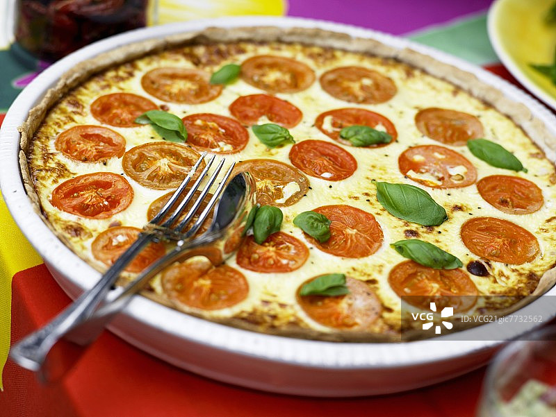 奶酪番茄挞配罗勒图片素材