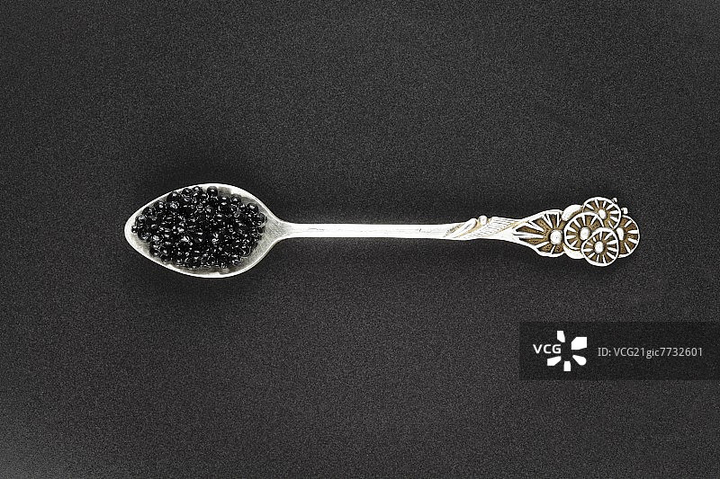 勺子上的黑鱼子酱俯视图图片素材