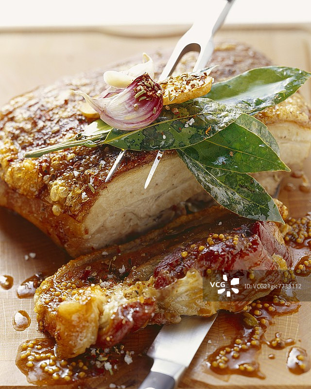 带脆皮和调味料的烤猪肉图片素材