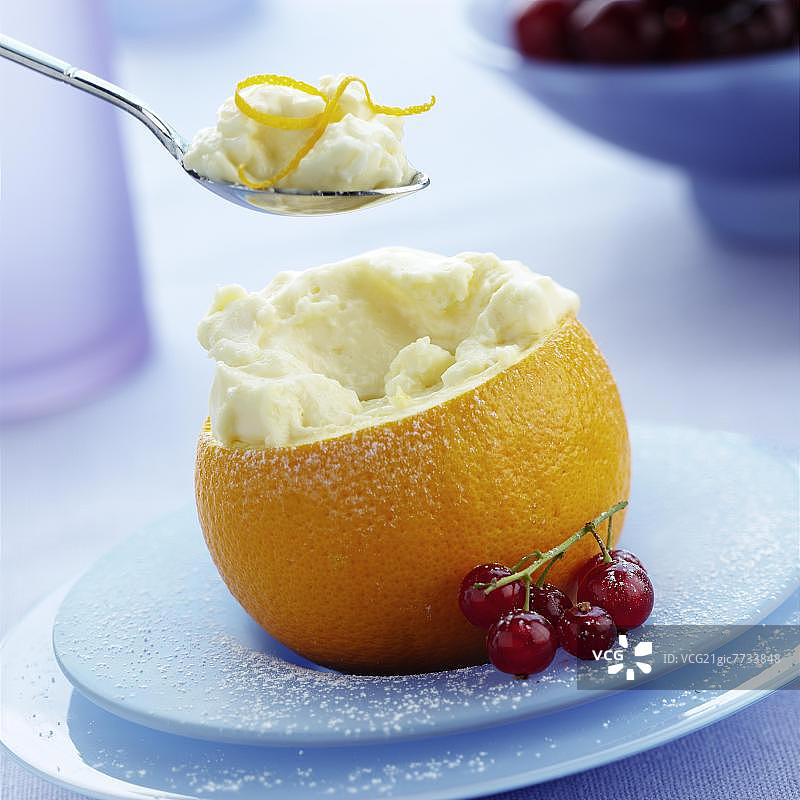 橙子皮里的橙色慕斯图片素材