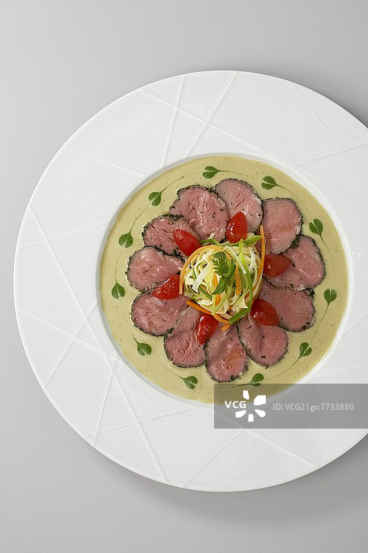 香草包裹小牛肉配金枪鱼和罗勒酱图片素材