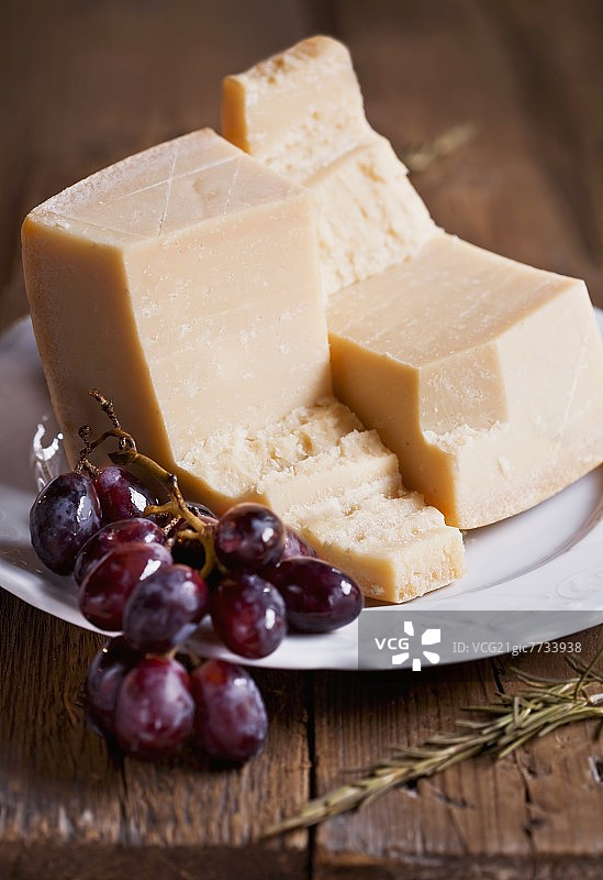 帕尔马干酪与红葡萄图片素材