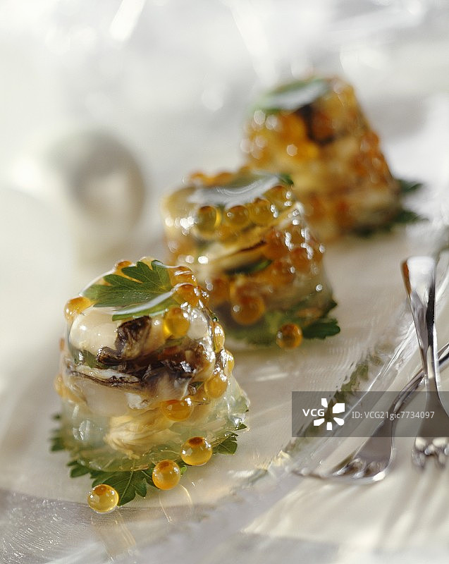 鲟鱼冻中的牡蛎和三文鱼鱼子酱图片素材