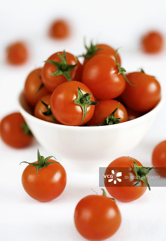 碗中及碗旁的番茄图片素材