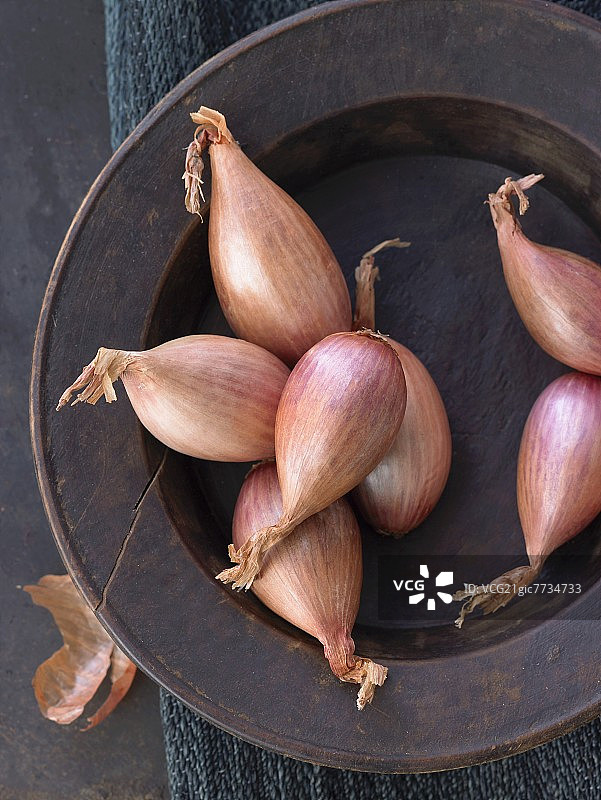 盘子里的小洋葱（俯视）图片素材