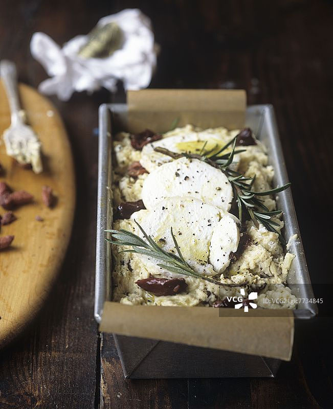 未烘烤的山羊奶酪橄榄面包（面包模具）图片素材