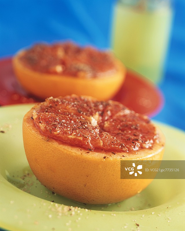 烤粉红葡萄柚配糖和孜然图片素材