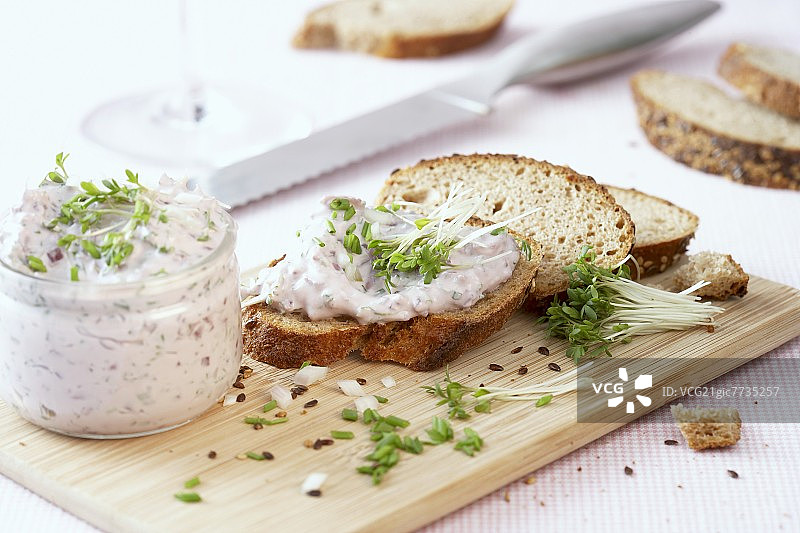 波特酒和水芹菜拌夸克配面包片图片素材