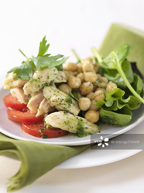 鸡胸肉鹰嘴豆香蒜酱沙拉图片素材