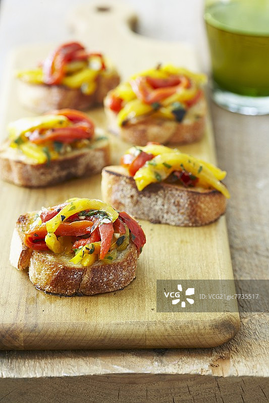 烤辣椒罗勒意式烤面包图片素材