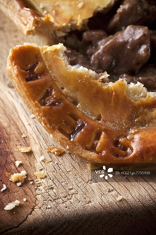 切开的牛排腰子派（特写）图片素材